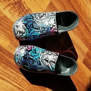 Dansko women's size 38 patent leather clogs